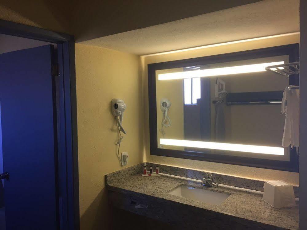 Days Inn By Wyndham Airport - Phoenix Exterior foto